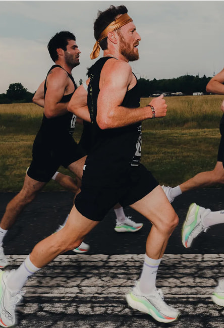 Corredores en una competencia de atletismo usando tenis deportivos marca Saucony